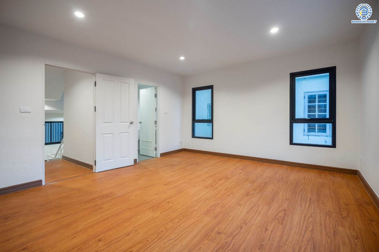 ทาวน์เฮ้าส์มือสองนนทบุรี ม.สรานนท์ ติวานนท์-ปากเกร็ด ทาวน์เฮ้าส์ 3ชั้นครึ่ง หลังมุม เนื้อที่ 26 ตร.ว. ฟังก์ชัน 4 ห้องนอน 3 ห้องน้ำ จอดรถได้ 1 คัน พร้อม Living Room กว้างขวาง บนทำเลติดถนนติวานนท์ ใกล้เซ็นทรัลแจ้งวัฒนะ รถไฟฟ้าสายสีชมพู "สถานีปากเกร็ด" และทางด่วน "ศรีรัช"...